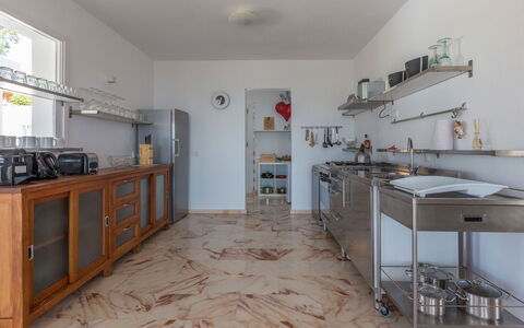 Villa Orion: Flooring, Keuken, Interieur Ontwerp, Verdieping, Meubilair, Countertop, Verlichting, Plafond, Cabinetry, Toestel Van De Keuken