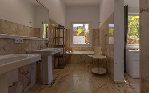 Villa Orion: Flooring, Verdieping, Loodgieterswerkinrichting, Tegel, Badkamer, Wastafel, Loodgieter, Kamerplant, Toilet
