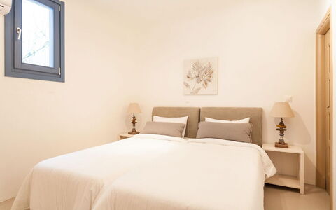 Villa Paradeisos: Meubilair, Bed, Slaapkamer, Interieur Ontwerp, Muur, Bedding, Laken, Hout, Verdieping, Kamer