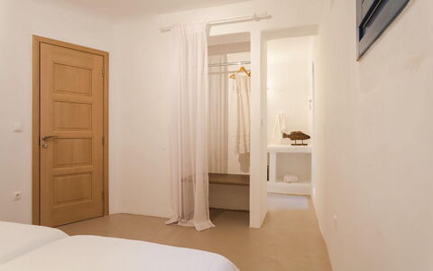 Villa Paradeisos: Interieur Ontwerp, Muur, Meubilair, Hout, Verdieping, Flooring, Plafond, Slaapkamer, Bed, Kamer