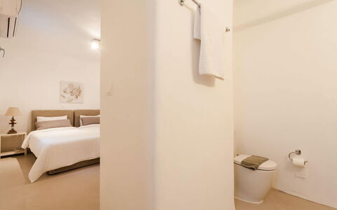 Villa Paradeisos: Interieur Ontwerp, Muur, Meubilair, Flooring, Verdieping, Hout, Bed, Slaapkamer, Plafond, Kamer
