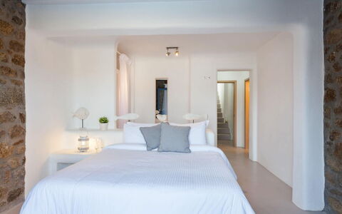 Villa Paradeisos: Muur, Interieur Ontwerp, Slaapkamer, Bed, Meubilair, Plafond, Huis, Verlichting, Bedding, Kamer