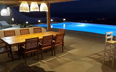 Villa Pirgi: Meubilair, Zwembad, Flooring, Interieur Ontwerp, Toevlucht, Verdieping, Stoel, Schaduw, Plafond, Buitenmeubels