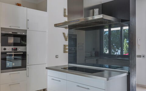 Villa Roja: Keuken, Interieur Ontwerp, Countertop, Toestel Van De Keuken, Flooring, Major Appliance, Cabinetry, Verdieping, Huis, Plafond