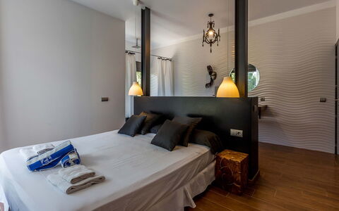 Villa Roja: Interieur Ontwerp, Bed, Slaapkamer, Meubilair, Muur, Flooring, Verdieping, Hout, Plafond, Kamer