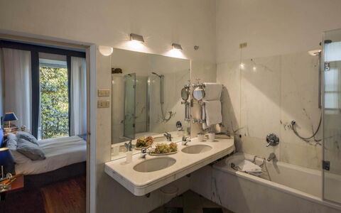 Villa Romantica: Interieur Ontwerp, Flooring, Verdieping, Kamer, Loodgieterswerkinrichting, Badkamer, Plafond, Loodgieter, Linens, Slaapkamer