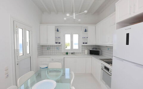 Villa Rose 1: Keuken, Meubilair, Flooring, Interieur Ontwerp, Countertop, Verdieping, Major Appliance, Plafond, Toestel Van De Keuken, Cabinetry
