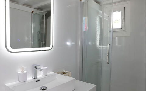 Villa Rose 1: Loodgieterswerkinrichting, Wastafel, Wastafel In De Badkamer, Badkamer, Interieur Ontwerp, Kraan, Loodgieter, Verdieping, Plafond, Spiegel
