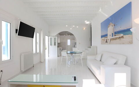 Villa Rose 2: Meubilair, Flooring, Verdieping, Huis, Appartement, Stoel, Woonkamer, Bankstel, Hotel