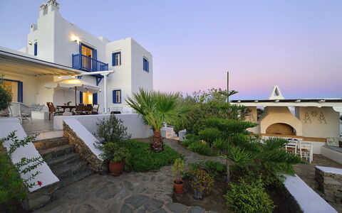 Villa Sesilia: Blauw, Huis, Stoel, Appartement, Landgoed, Toevlucht, Bloempot, Villa, Balkon, Schaduw