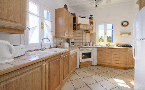 Villa Sesilia: Keuken, Cabinetry, Countertop, Toestel Van De Keuken, Meubilair, Interieur Ontwerp, Flooring, Major Appliance, Verdieping, Kast