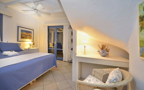 Villa Sesilia: Meubilair, Interieur Ontwerp, Verdieping, Flooring, Plafond, Slaapkamer, Bed, Stoel, Kamer, Tafel