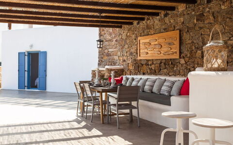 Villa Smaràgdi: Meubilair, Flooring, Verdieping, Stoel, Stenen Muur, Keuken En Eettafel, Buitenmeubels, Steen, Schaduw, Woonkamer