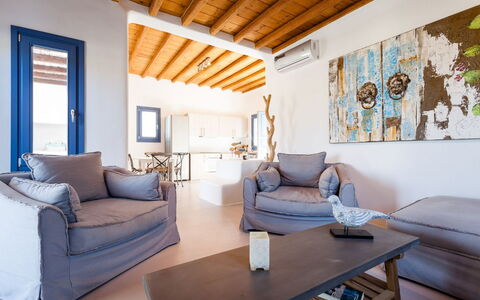 Villa Smaràgdi: Meubilair, Interieur Ontwerp, Bankstel, Hout, Flooring, Verdieping, Stoel, Tafel, Woonkamer, Appartement