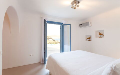 Villa Smaràgdi: Blauw, Schaduw, Balkon, Daylighting, Villa, Hotel, Slaapkamer