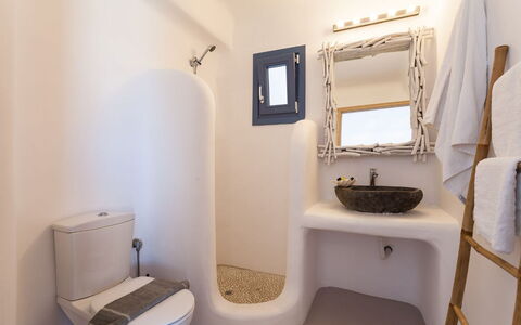Villa Smaràgdi: Muur, Interieur Ontwerp, Loodgieterswerkinrichting, Kamer, Plafond, Badkamer, Loodgieter, Wastafel, Ontwerp, Wc Bril