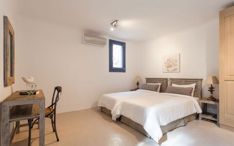 Villa Smaràgdi: Meubilair, Interieur Ontwerp, Flooring, Verdieping, Hout, Plafond, Slaapkamer, Bed, Kamer, Verlichting
