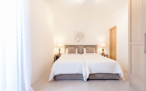 Villa Smaràgdi: Meubilair, Interieur Ontwerp, Bed, Slaapkamer, Hout, Verdieping, Flooring, Kamer, Plafond, Bedding