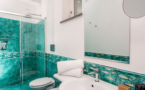 Villa Sole di Amalfi: Blauw, Flooring, Verdieping, Interieur Ontwerp, Loodgieterswerkinrichting, Tegel, Badkamer, Loodgieter, Kraan, Ceramic