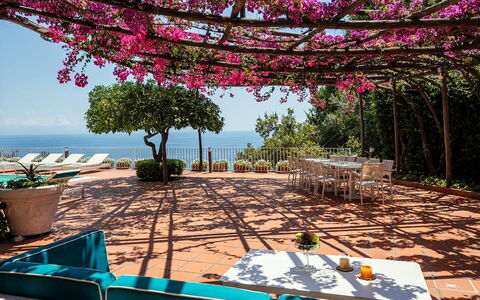 Villa Sole di Amalfi: Meubilair, Zee, Buitenmeubels, Kust En Oceanic Landvormen, Tafel, Toevlucht, Oceaan, Stoel, Kust