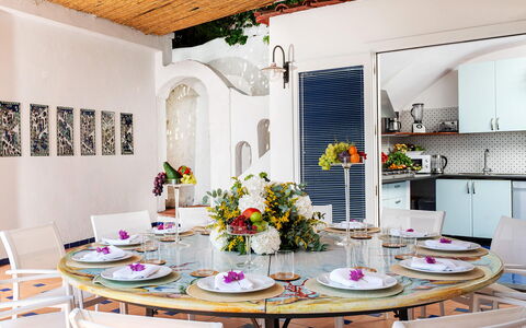 Villa Sole di Amalfi: Meubilair, Interieur Ontwerp, Tafel, Stoel, Eetkamer, Tableware, Keuken En Eettafel, Textiel, Verlichting, Tafelkleed