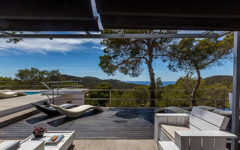 Villa Tomsk: Meubilair, Buitenmeubels, Stoel, Schaduw, Dek, Hardwood, Ligstoel, Balkon, Buitentafel, Patio