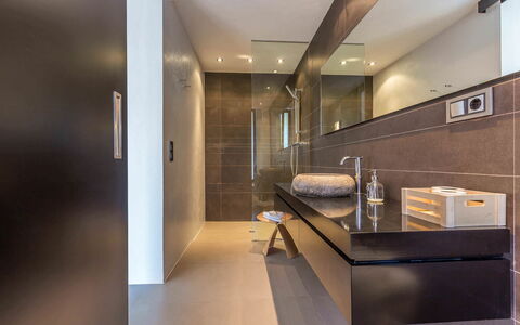 Villa Tomsk: Interieur Ontwerp, Flooring, Muur, Loodgieterswerkinrichting, Badkamer, Verdieping, Badkamerkast, Plafond, Lichte Inrichting, Wastafel