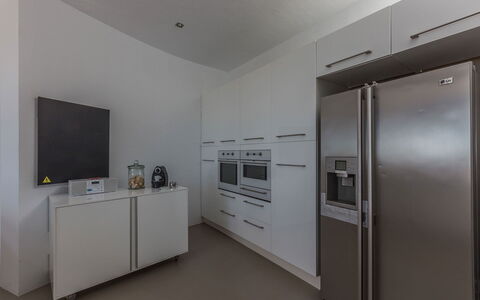 Villa Tomsk: Flooring, Interieur Ontwerp, Keuken, Toestel Van De Keuken, Major Appliance, Verdieping, Plafond, Hout, Countertop, Cabinetry