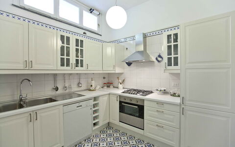 Villa Torre del Sole: Keuken, Countertop, Cabinetry, Toestel Van De Keuken, Flooring, Major Appliance, Interieur Ontwerp, Verdieping, Fornuis, Kast