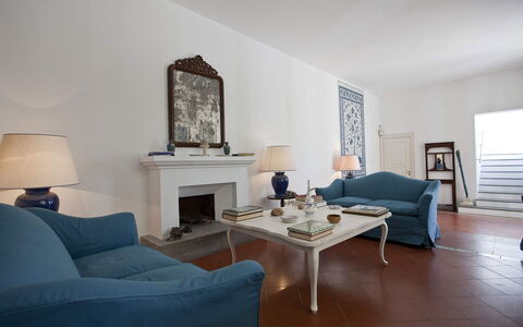 Villa Torre del Sole: Meubilair, Interieur Ontwerp, Flooring, Muur, Bankstel, Verdieping, Woonkamer, Kamer, Plafond, Tafel