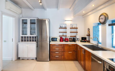 Villa Tramountana: Major Appliance, Keuken, Toestel Van De Keuken, Meubilair, Countertop, Hout, Cabinetry, Interieur Ontwerp, Flooring, Koelkast
