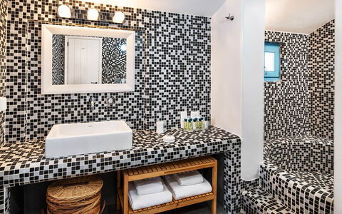 Villa Tramountana: Badkamer, Loodgieterswerkinrichting, Interieur Ontwerp, Flooring, Verdieping, Loodgieter, Mozaïek, Kraan, Tegel, Ceramic