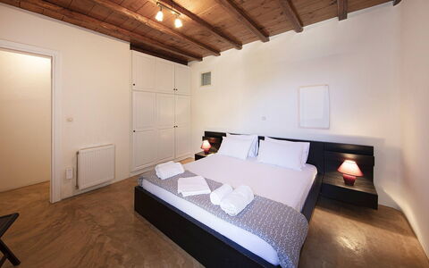 Villa Tychi: Verdieping, Flooring, Interieur Ontwerp, Plafond, Verlichting, Kamer, Slaapkamer, Bed, Appartement, Houten Vloer