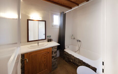 Villa Tychi: Badkamer, Loodgieterswerkinrichting, Flooring, Interieur Ontwerp, Muur, Verdieping, Wastafel In De Badkamer, Wastafel, Kraan, Plafond