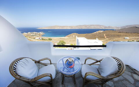 Villa Tychi: Stoel, Schaduw, Balkon, Villa, Buitenmeubels, Toevlucht, Penthouse, Hotel, Koffietafel