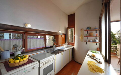 Villa Valeria: Hout, Keuken, Interieur Ontwerp, Countertop, Flooring, Plafond, Kamer, Beits, Toestel Van De Keuken, Lichte Inrichting