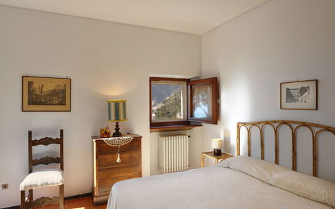 Villa Valeria: Bed, Slaapkamer, Interieur Ontwerp, Muur, Meubilair, Laken, Bedding, Flooring, Fotolijst, Verdieping