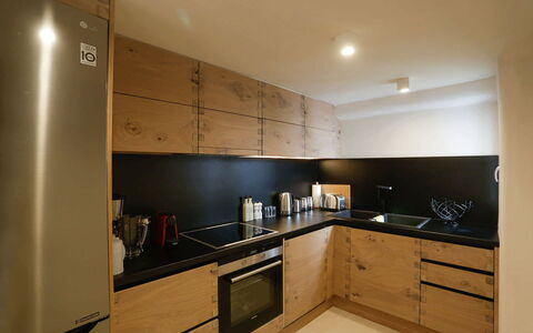 Villa Veneta: Countertop, Keuken, Meubilair, Flooring, Hout, Cabinetry, Interieur Ontwerp, Toestel Van De Keuken, Verdieping, Kamer