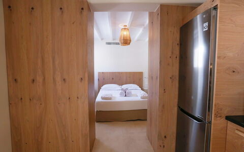 Villa Veneta: Bed, Interieur Ontwerp, Slaapkamer, Verdieping, Flooring, Meubilair, Muur, Laken, Bedding, Hout