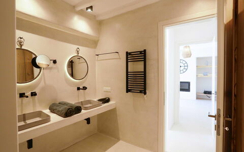 Villa Veneta: Muur, Interieur Ontwerp, Flooring, Loodgieterswerkinrichting, Verdieping, Plafond, Verlichting, Lichte Inrichting, Wastafel, Badkamer