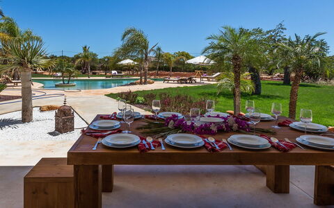 Villa Violet: Toevlucht, Tuin, Schaduw, Buitenmeubels, Stoel, Zwembad, Landscaping, Paraplu, Eco Hotel
