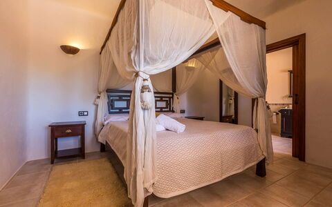 Villa Violet: Meubilair, Bed, Interieur Ontwerp, Slaapkamer, Verdieping, Flooring, Hout, Plafond, Bedding, Verlichting