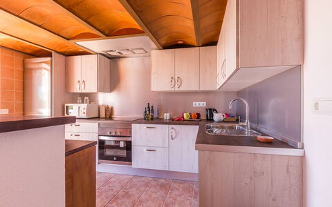 Villa Violet: Keuken, Countertop, Major Appliance, Toestel Van De Keuken, Hout, Interieur Ontwerp, Loodgieterswerkinrichting, Flooring, Gootsteen, Wastafel