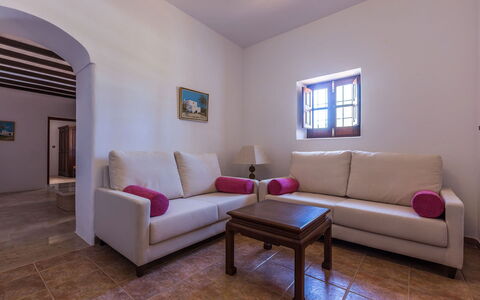 Villa Violet: Flooring, Meubilair, Verdieping, Interieur Ontwerp, Plafond, Woonkamer, Kamer, Bankstel, Appartement
