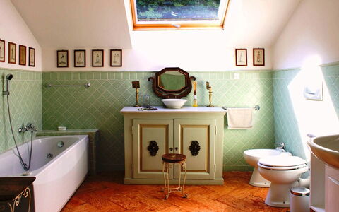 Villa Virginia: Flooring, Interieur Ontwerp, Loodgieterswerkinrichting, Verdieping, Badkamer, Kraan, Loodgieter, Tegel, Wastafel In De Badkamer, Wastafel