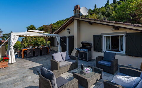 Villa Vorno: Meubilair, Huis, Stoel, Schaduw, Buitenmeubels, Patio, Toevlucht, Dek, Outdoor Structuur, Balkon
