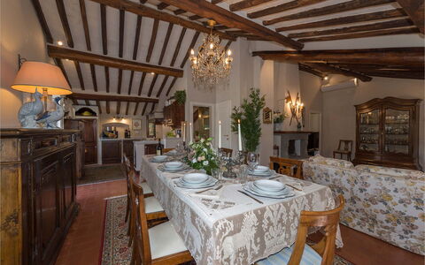 Villa Vorno: Meubilair, Interieur Ontwerp, Plafond, Tafel, Stoel, Verlichting, Lichte Inrichting, Eetkamer, Flooring, Kamer