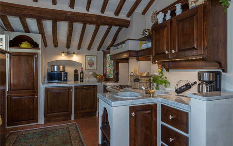 Villa Vorno: Keuken, Meubilair, Cabinetry, Interieur Ontwerp, Countertop, Hout, Toestel Van De Keuken, Flooring, Kast, Verlichting