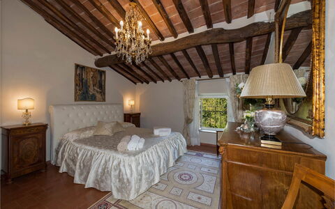 Villa Vorno: Meubilair, Bed, Slaapkamer, Muur, Bedding, Laken, Interieur Ontwerp, Linens, Huis, Bed Frame