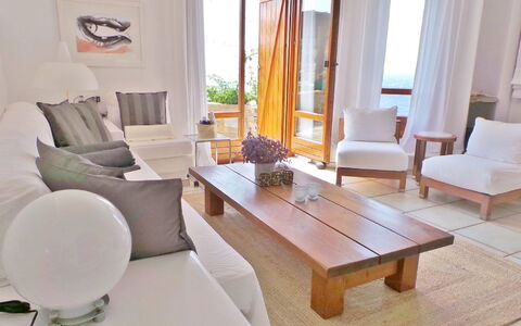 Villa Zenas with Direct Access to the Sea: Meubilair, Interieur Ontwerp, Bankstel, Flooring, Verdieping, Hout, Woonkamer, Kamer, Tafel, Kussen Gooien